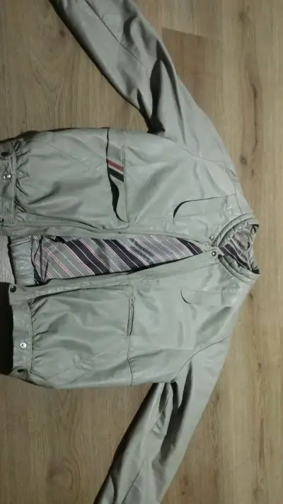 Chaqueta de cuerina beige con diseño clásico - miniatura 1