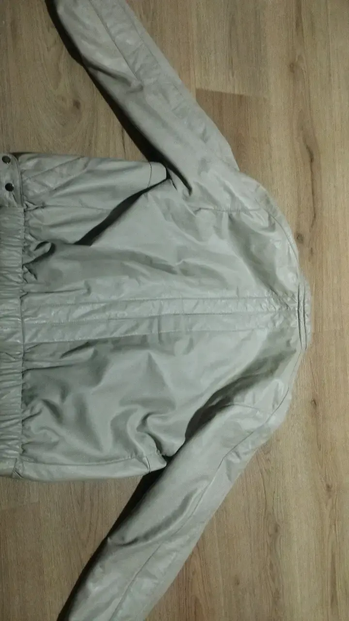 Chaqueta de cuerina beige con diseño clásico - 2