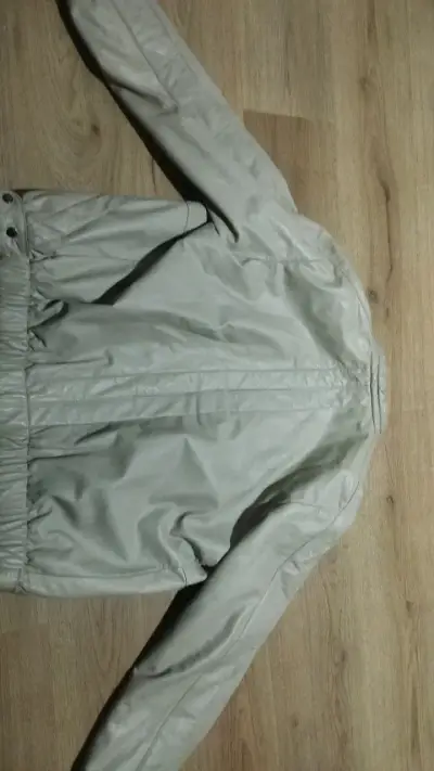 Chaqueta de cuerina beige con diseño clásico - miniatura 2