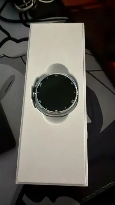Samsung Galaxy Watch 8 Classic con correa negra - miniatura 1