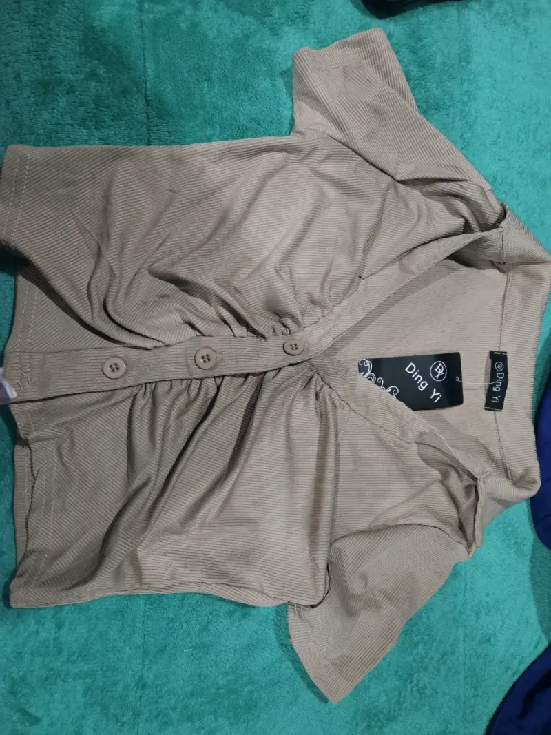 Blusa de mujer gris con botones A Bug - 2