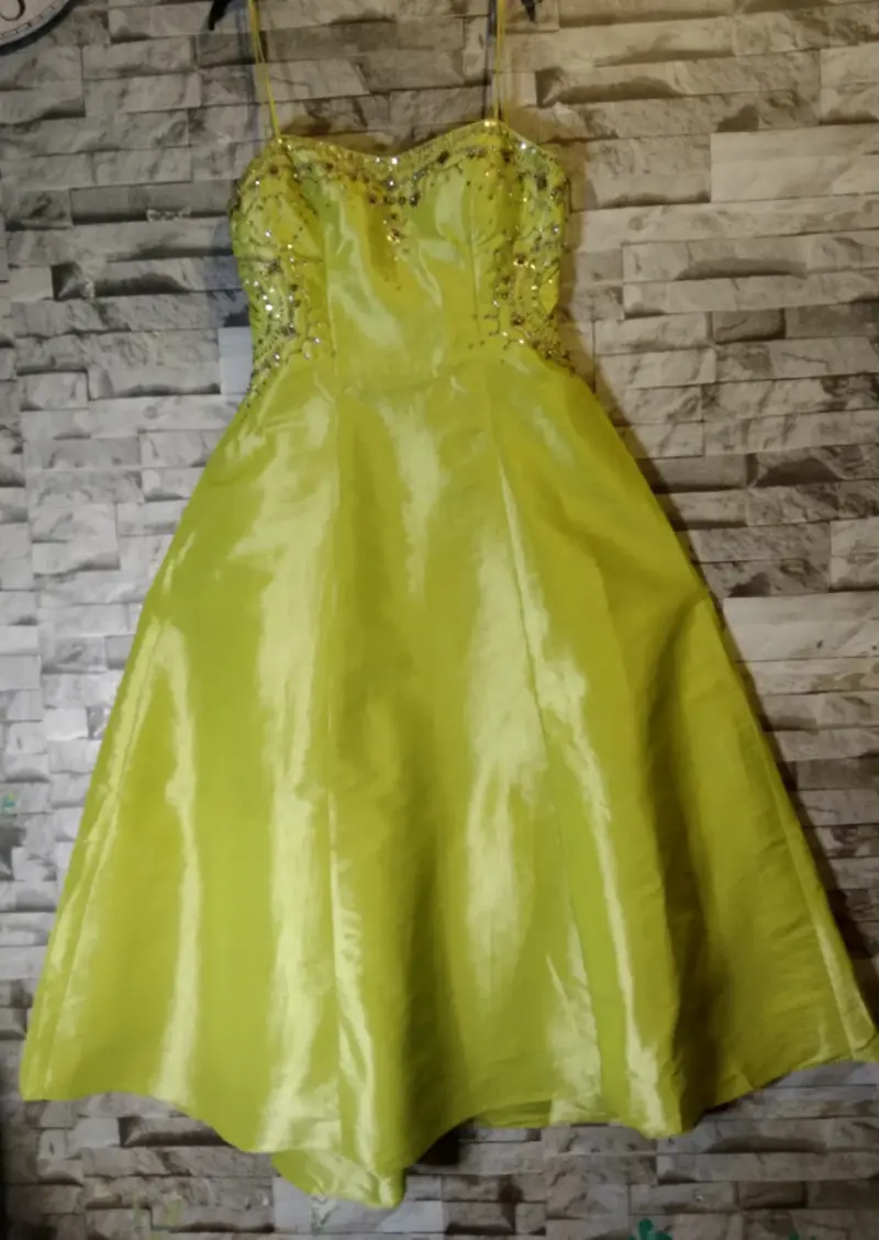 Vestido de noche largo verde con detalles brillantes - 3