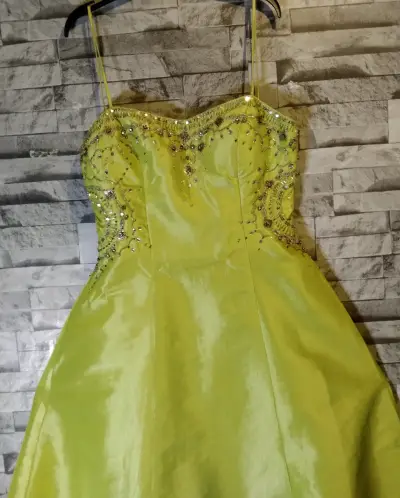 Vestido de noche largo verde con detalles brillantes - miniatura 4