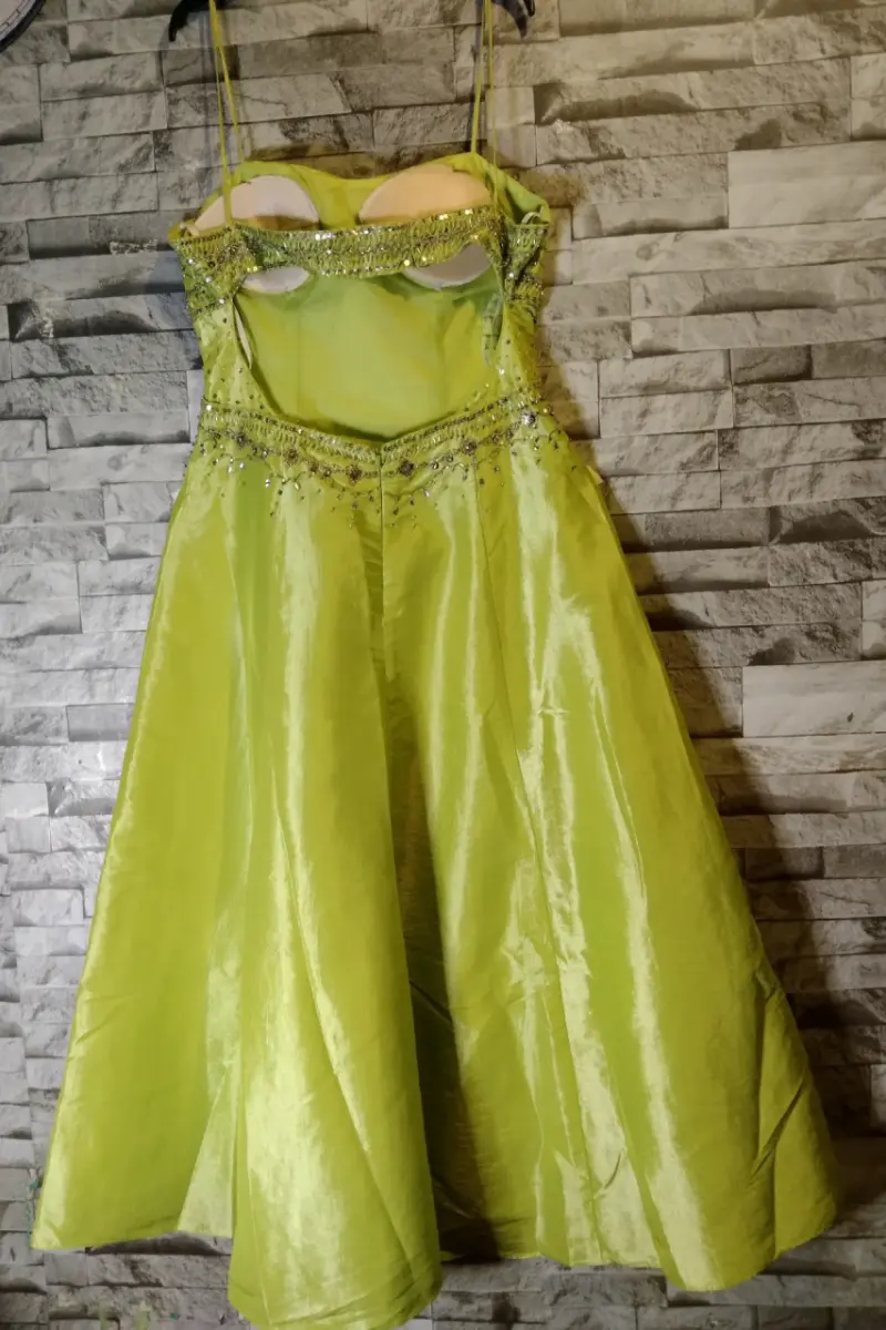 Vestido de noche largo verde con detalles brillantes - 5