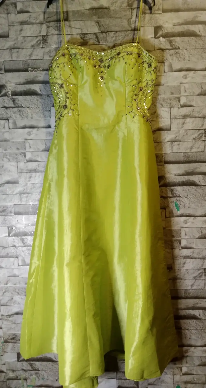 Vestido de noche largo verde con detalles brillantes - 6
