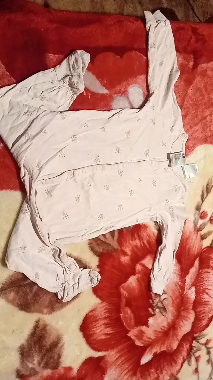 Pijama de bebé H&M rosa con estampado floral - 2