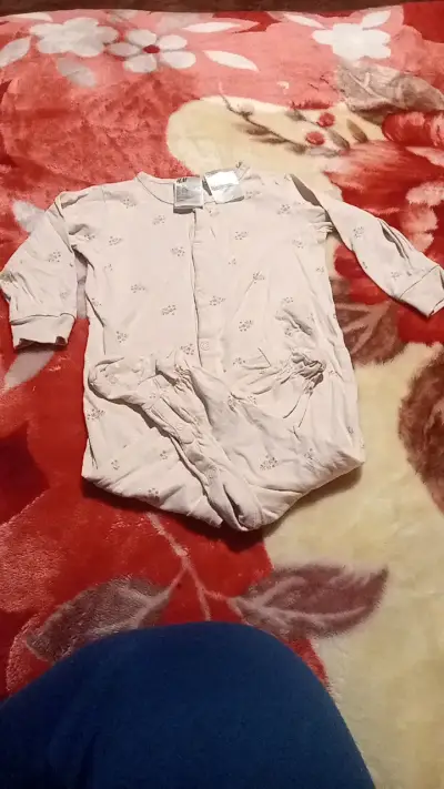Pijama de bebé H&M rosa con estampado floral - miniatura 4
