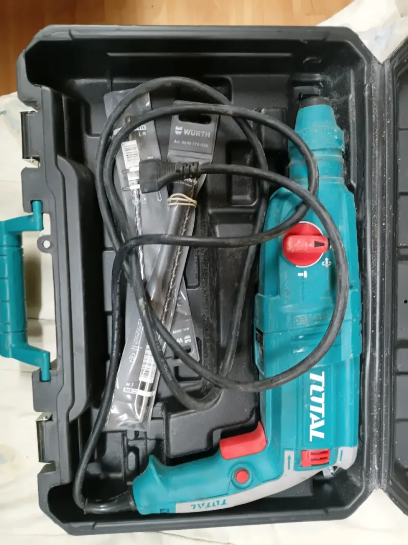 Taladro percutor eléctrico Total con estuche