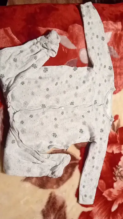 Enterito de bebé gris con estampado floral - miniatura 1