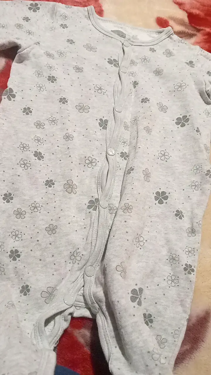 Enterito de bebé gris con estampado floral - 3