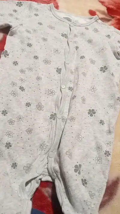 Enterito de bebé gris con estampado floral - miniatura 3