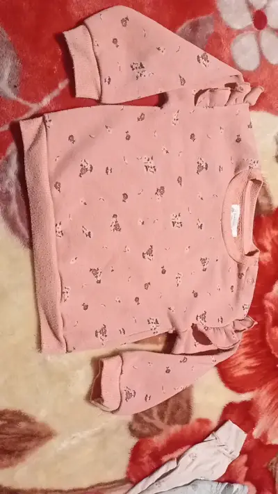 Polerón rosado para bebé con estampado floral - miniatura 1
