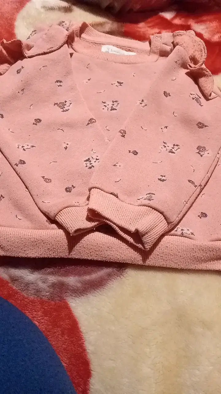 Polerón rosado para bebé con estampado floral - 2