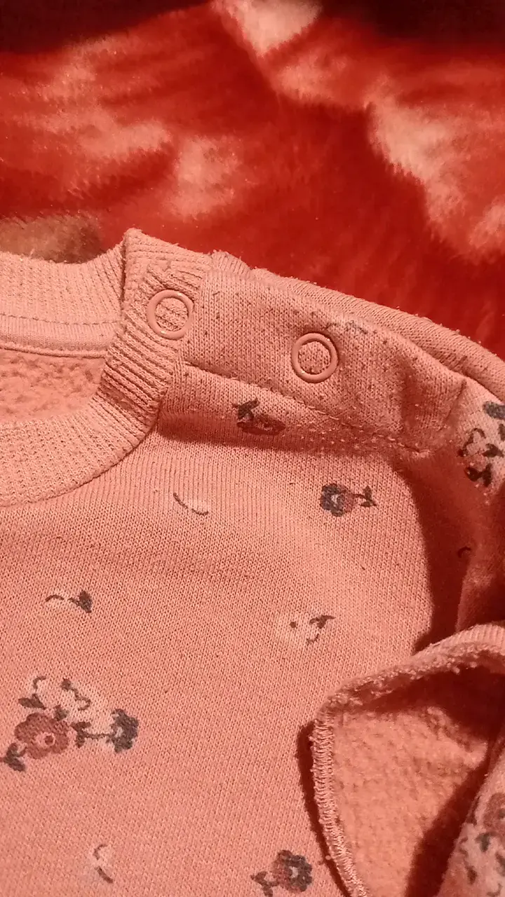 Polerón rosado para bebé con estampado floral - 3