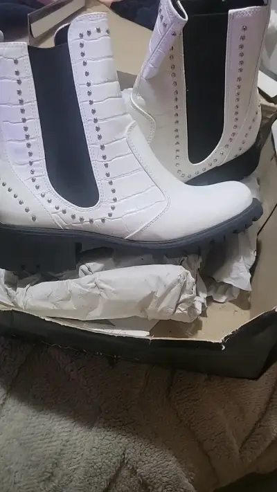 Botines blancos con tachuelas estilo Chelsea - miniatura 1