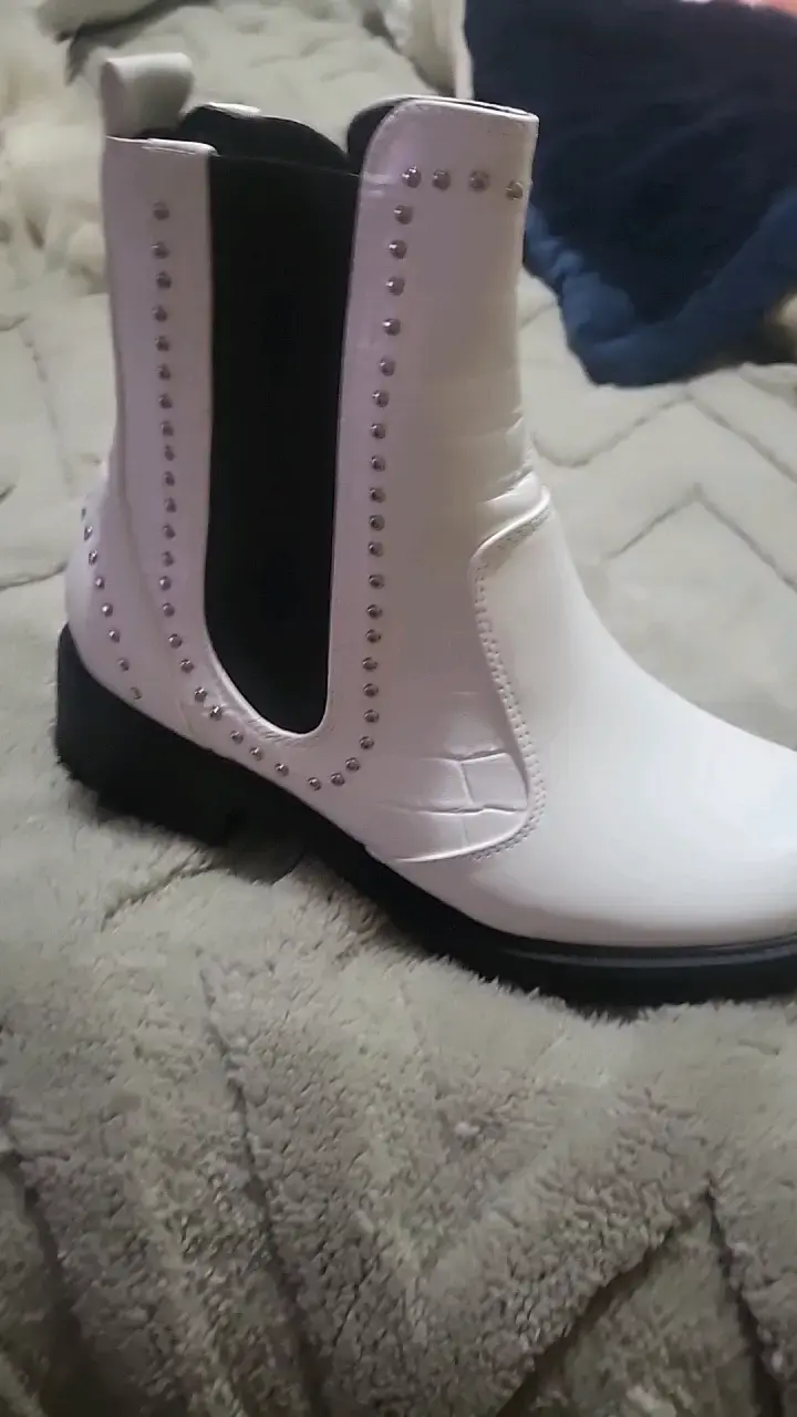 Botines blancos con tachuelas estilo Chelsea - 2