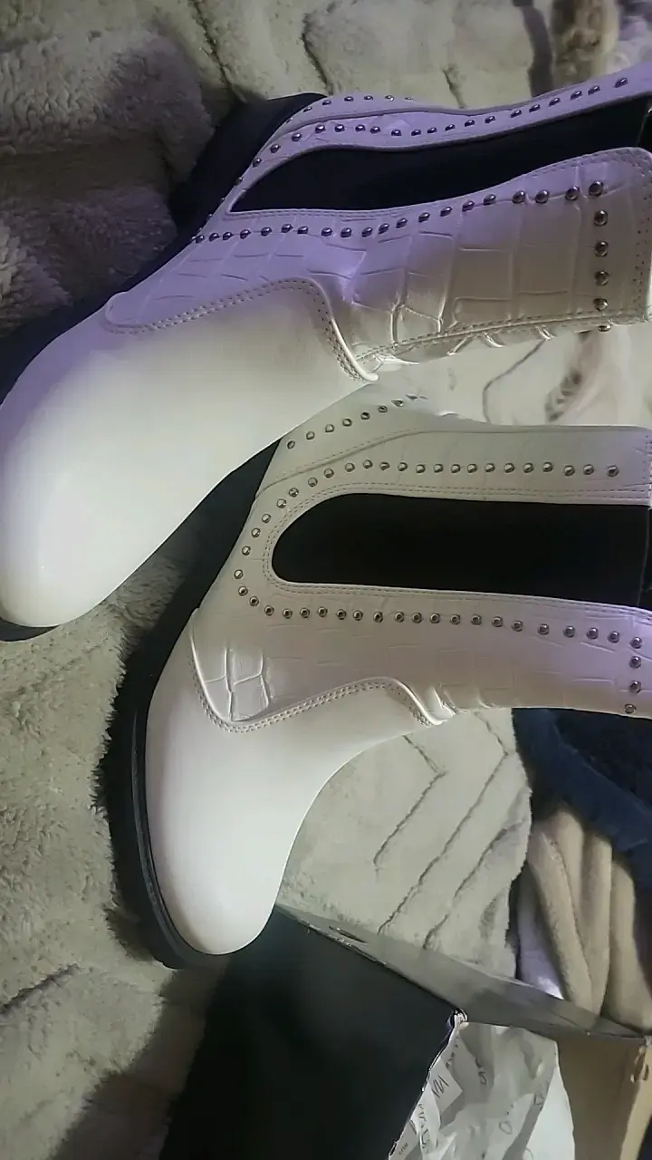 Botines blancos con tachuelas estilo Chelsea - 3