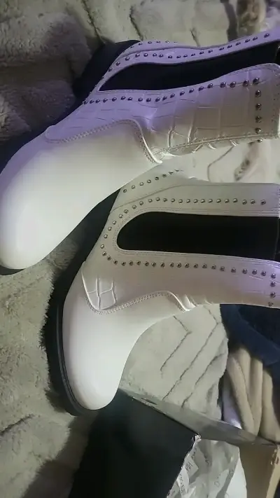 Botines blancos con tachuelas estilo Chelsea - miniatura 3