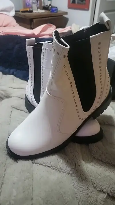 Botines blancos con tachuelas estilo Chelsea - miniatura 4