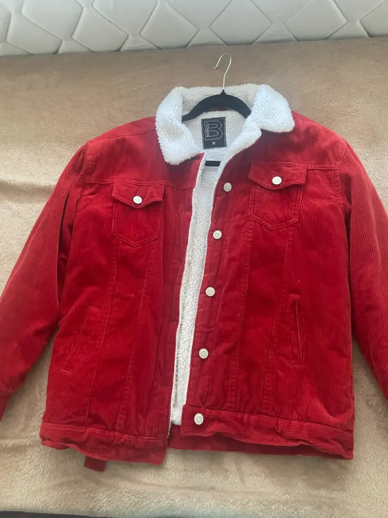 Chaqueta de pana roja con forro de borrego