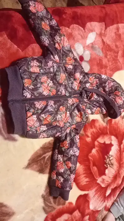 Chaqueta acolchada floral para niña - miniatura 1