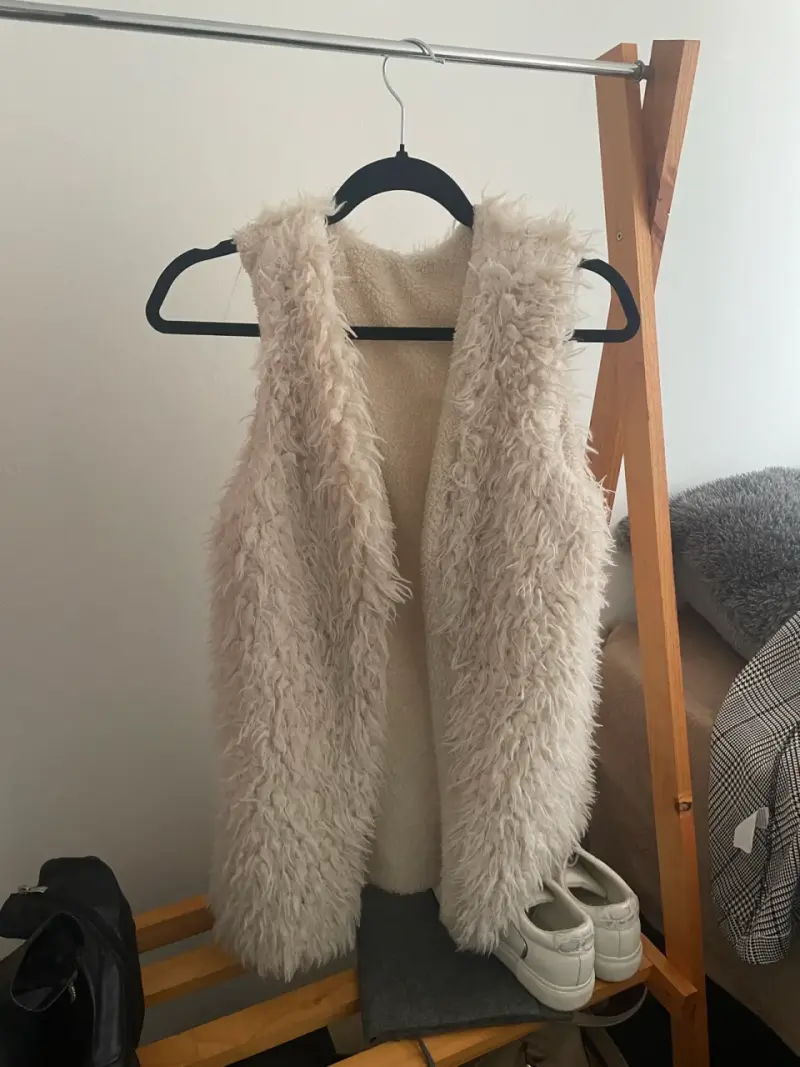 Chaleco de piel sintética beige para mujer