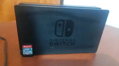 Consola Nintendo Switch con cargador y juego - miniatura 2