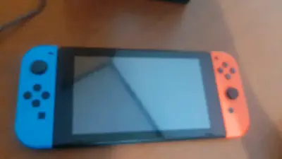 Consola Nintendo Switch con cargador y juego - miniatura 3