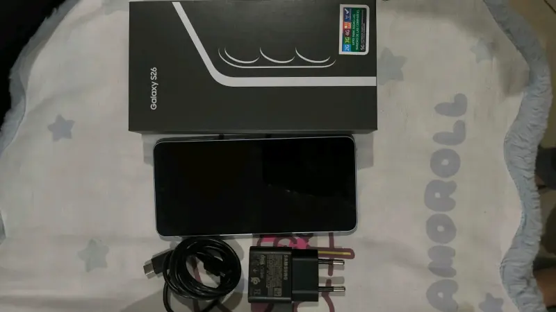 Samsung Galaxy S26 con caja y cargador - 2