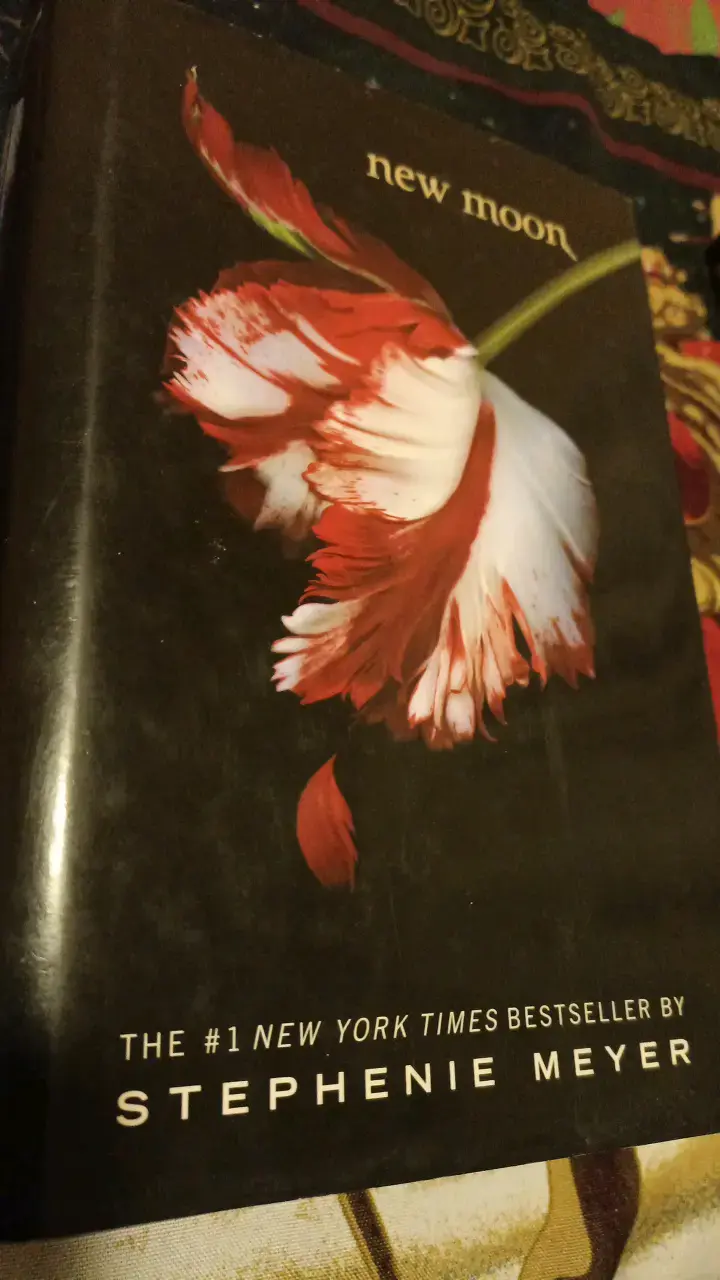 Libro 'New Moon' de Stephenie Meyer en buen estado - 1