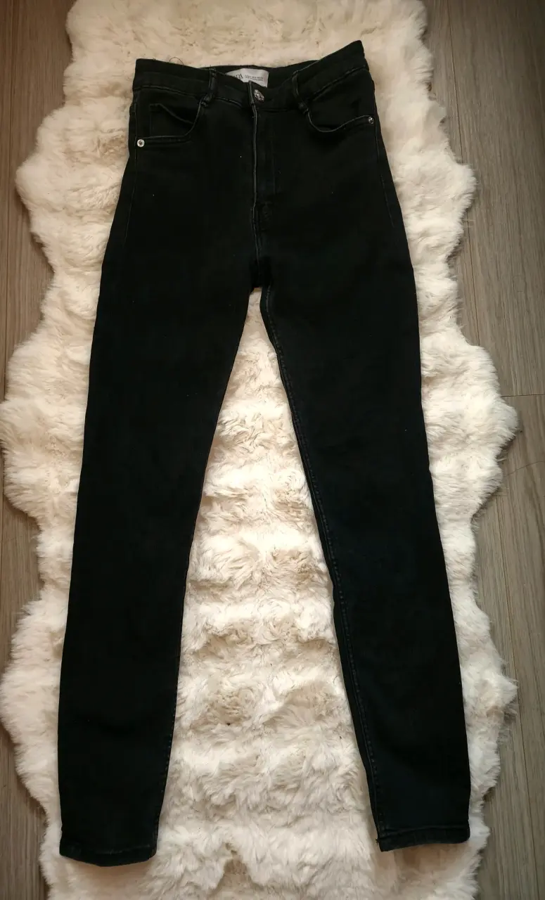 Jeans negros ajustados Zara para mujer - 4