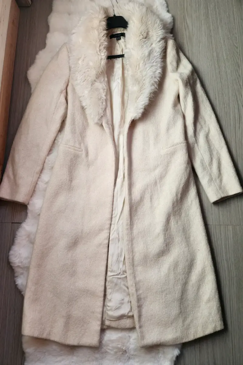 Abrigo Zara Mujer Beige con Cuello de Pelo - 1