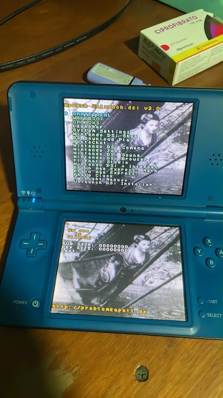Consola portátil Nintendo DSi XL azul en buen estado - 2