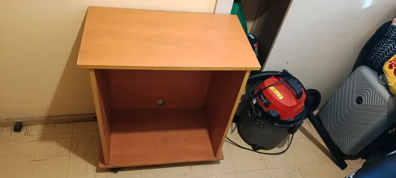Mueble de madera para TV con ruedas