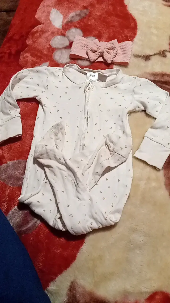 Enterito de bebé Zara con cinta para el cabello - 1