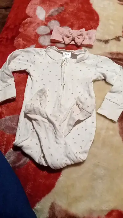 Enterito de bebé Zara con cinta para el cabello - miniatura 1