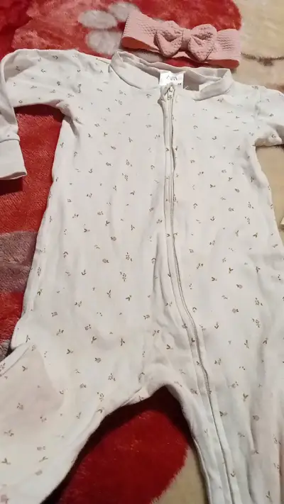 Enterito de bebé Zara con cinta para el cabello - miniatura 2