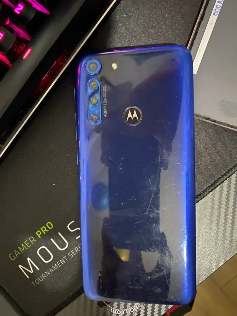 Smartphone Motorola azul con triple cámara - 2