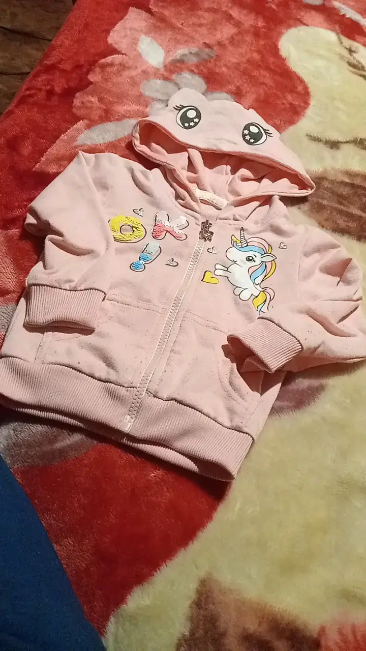 Polerón infantil rosa con unicornio y capucha - 1