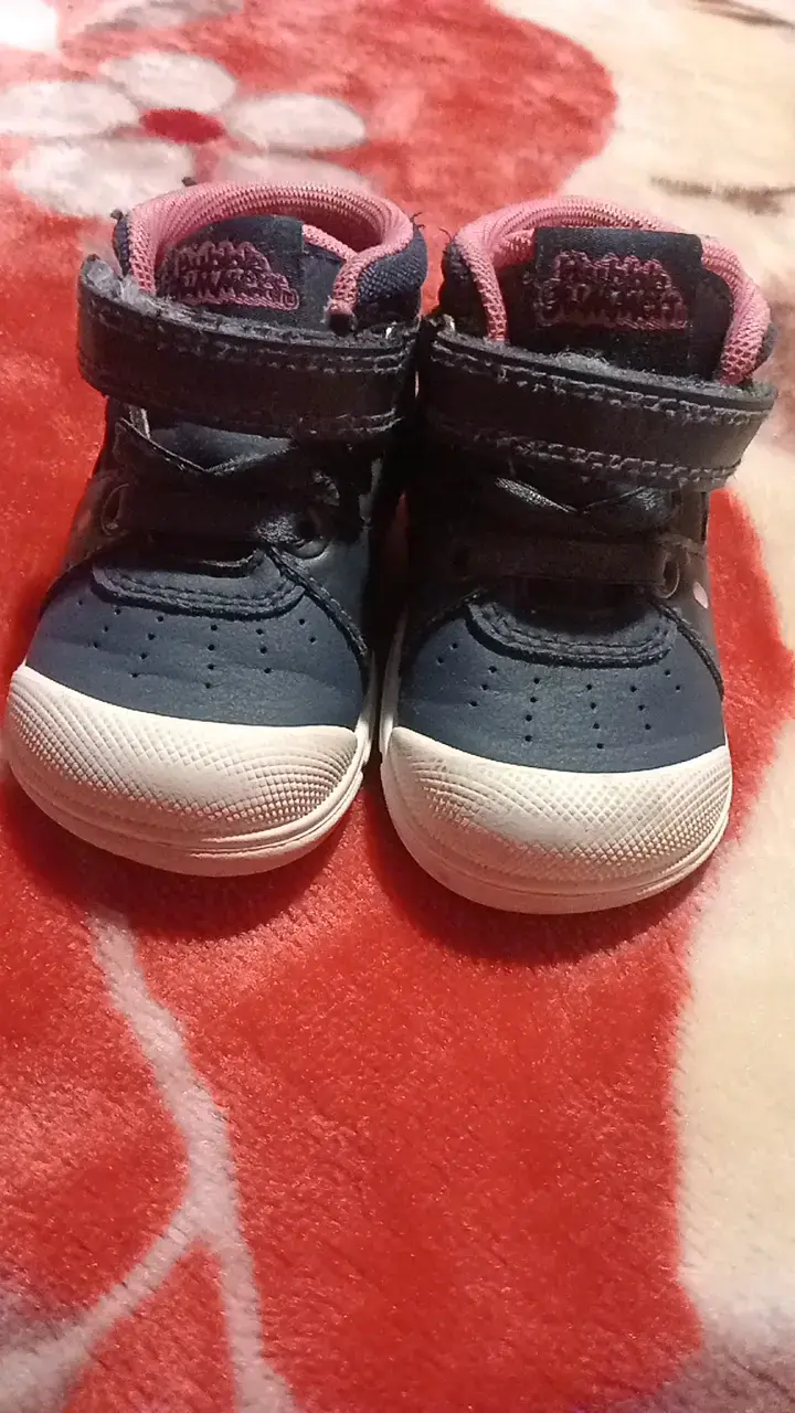 Zapatos de bebé azul marino con detalles rosados - 1