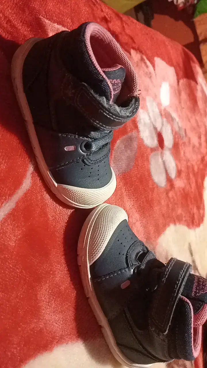 Zapatos de bebé azul marino con detalles rosados - 2
