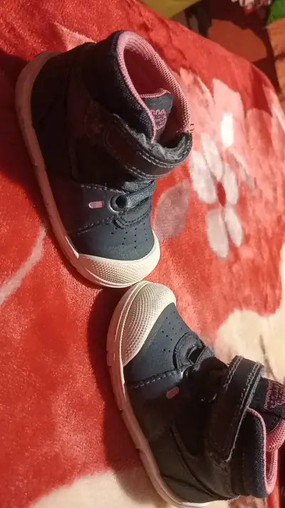 Zapatos de bebé azul marino con detalles rosados - miniatura 2
