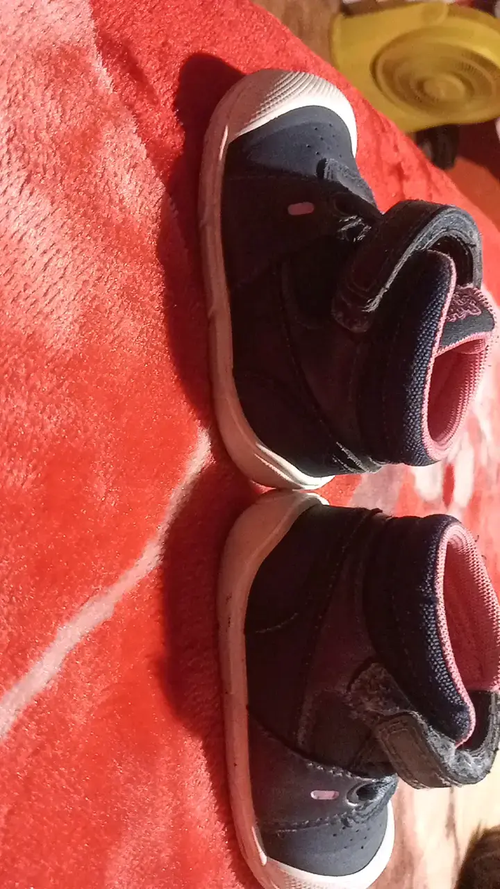 Zapatos de bebé azul marino con detalles rosados - 4