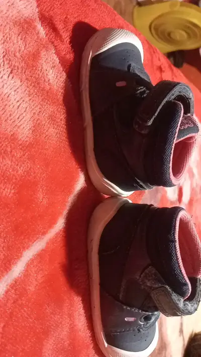Zapatos de bebé azul marino con detalles rosados - miniatura 4