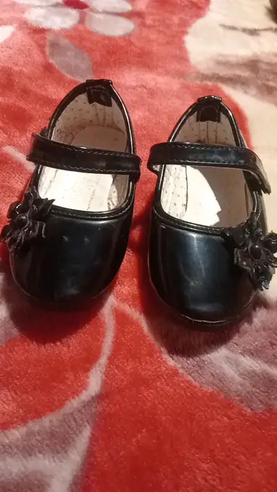 Zapatos de charol negros para niña con flor - miniatura 1