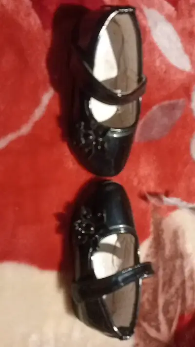 Zapatos de charol negros para niña con flor - miniatura 2