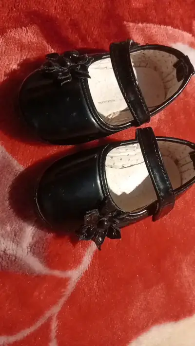 Zapatos de charol negros para niña con flor - miniatura 3