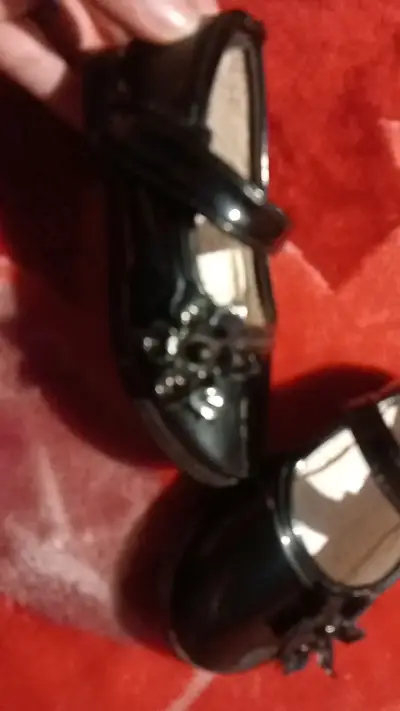 Zapatos de charol negros para niña con flor - miniatura 4