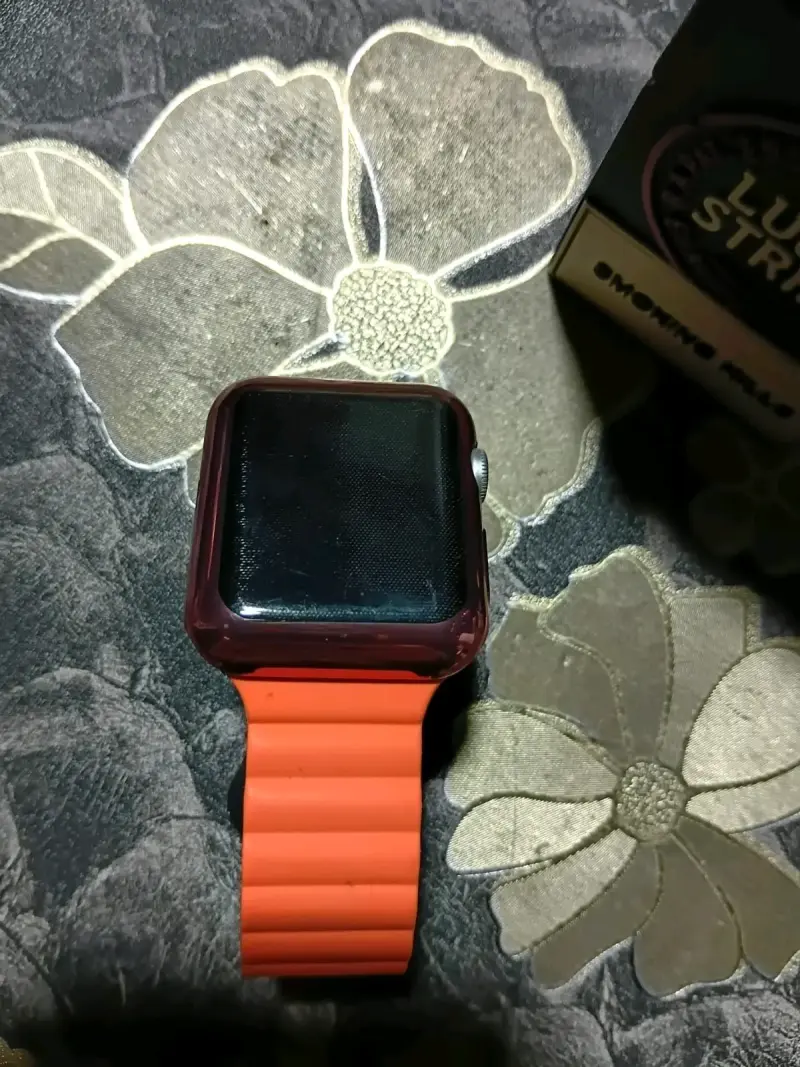 Smartwatch con correa naranja y carcasa protectora - 1