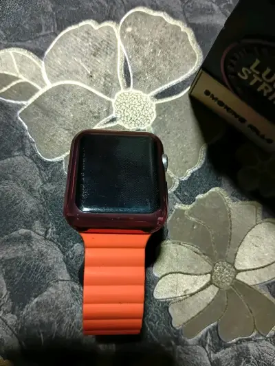 Smartwatch con correa naranja y carcasa protectora - miniatura 1